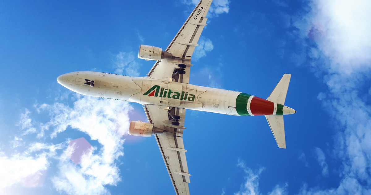 Крупнейшая итальянская авиакомпания Alitalia, основанная в 1946 году, закрывается из-за банкротства