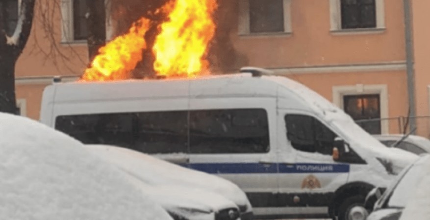 В Москве мужчина получил 3 года колонии по обвинению в поджоге автомобиля Росгвардии на акции 31 января