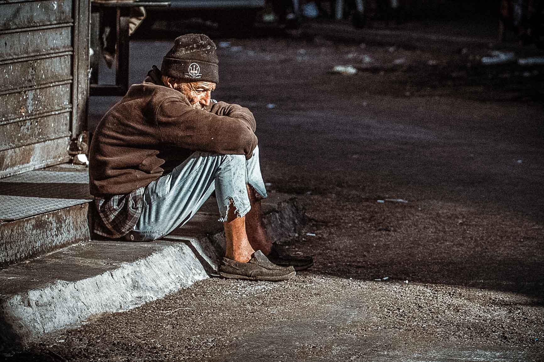 В Москве установили решетки с шипами на вентиляционных шахтах, чтобы бездомные не спали на них