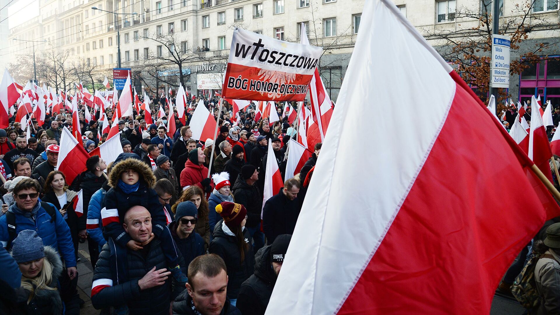 Националисты провели в Варшаве марш Независимости, в котором приняли участие 150 тысяч человек. Участники сожгли флаг Германии