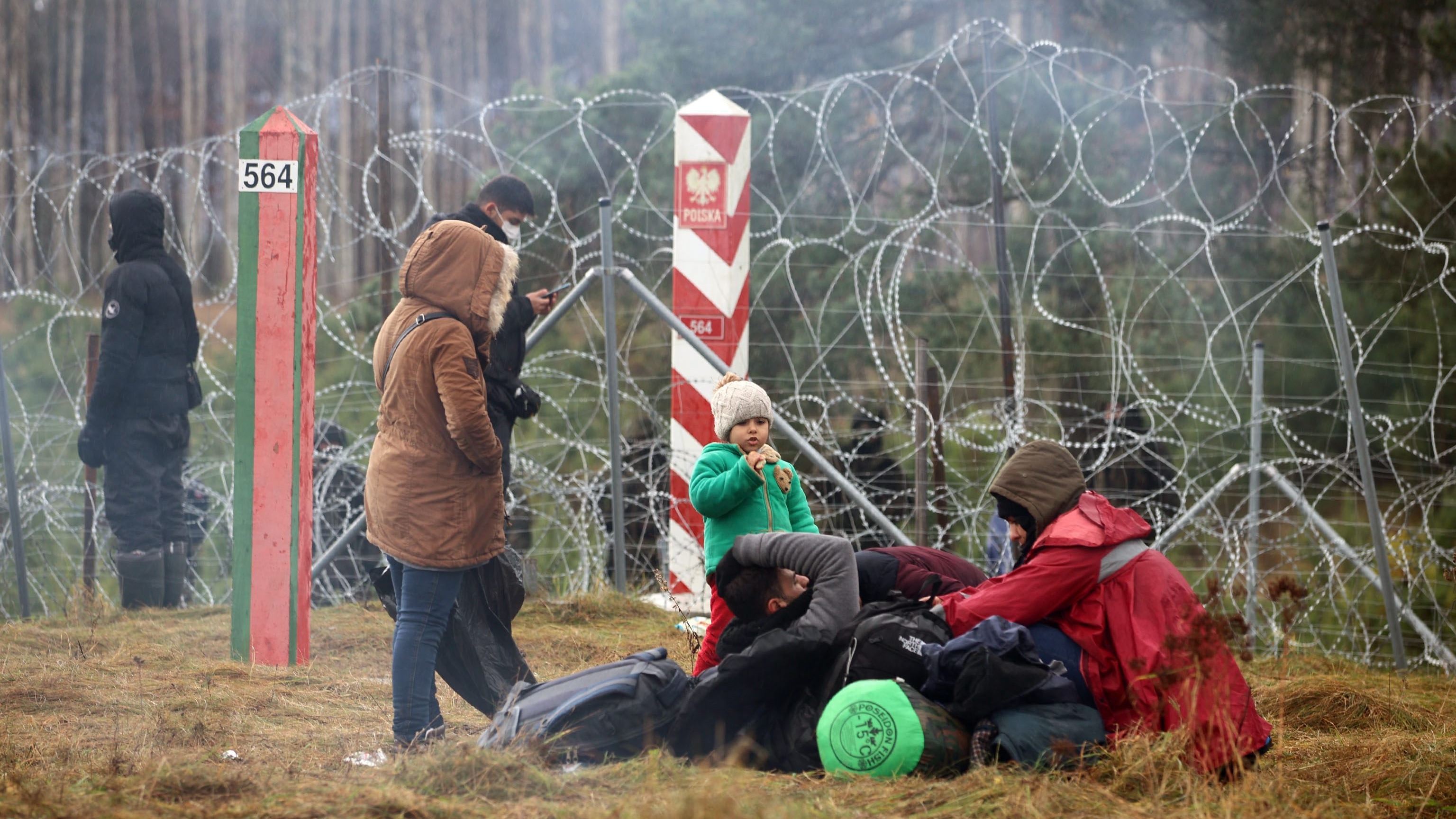 Фейк программы «Время»: беженцам на белорусско-польской границе помогает только Минск