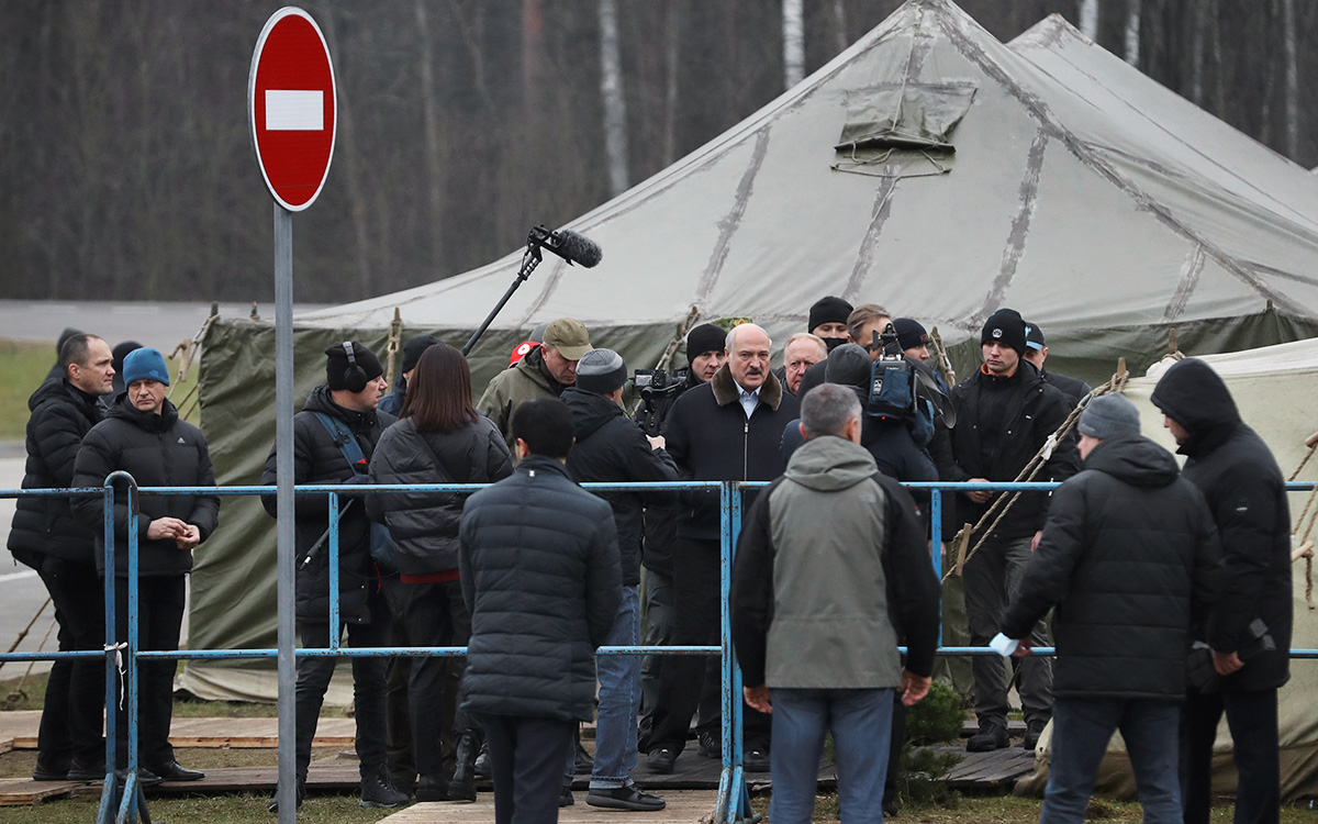 Лукашенко приехал в центр содержания мигрантов на границе с Польшей и пообещал «не ловить и не избивать» беженцев на границе