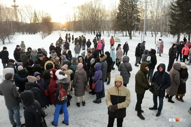 В Екатеринбурге и Архангельске прошли акции протеста против QR‑кодов. Несколько человек задержали 