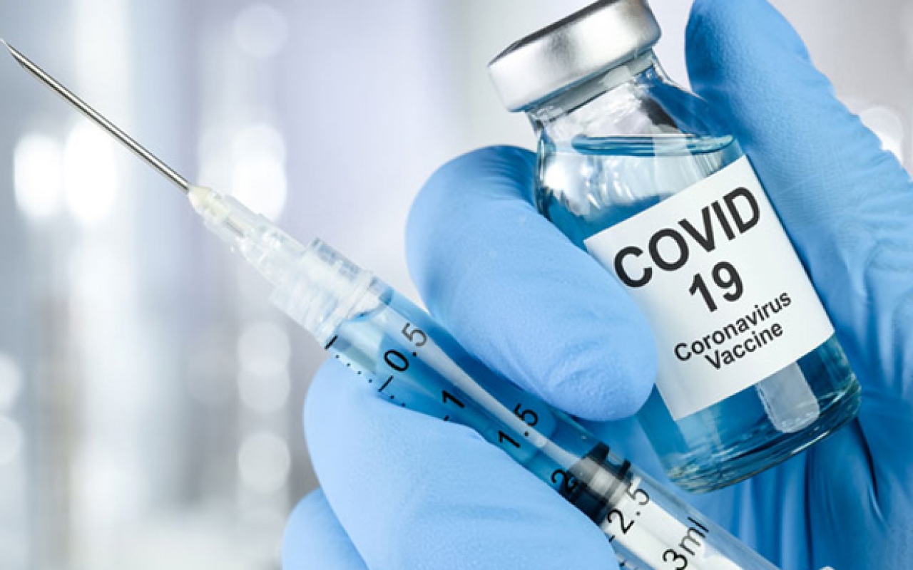 В отношении медсестры из Красноярска, уничтожившей 12 доз вакцины от коронавируса, возбуждены два уголовных дела