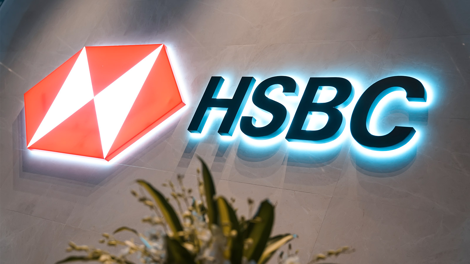 Британский банк HSBC оштрафован на $85 млн за отмывание денег. Он входил в «прачечную», которой пользовались люди, связанные с Путиным и ФСБ