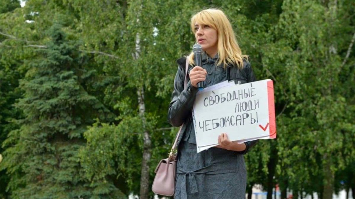 Активистку из Чебоксар Блинову обвиняют в экстремизме. При обыске силовики забрали у ее сына гаджеты и предлагали обменять на телефон мамы