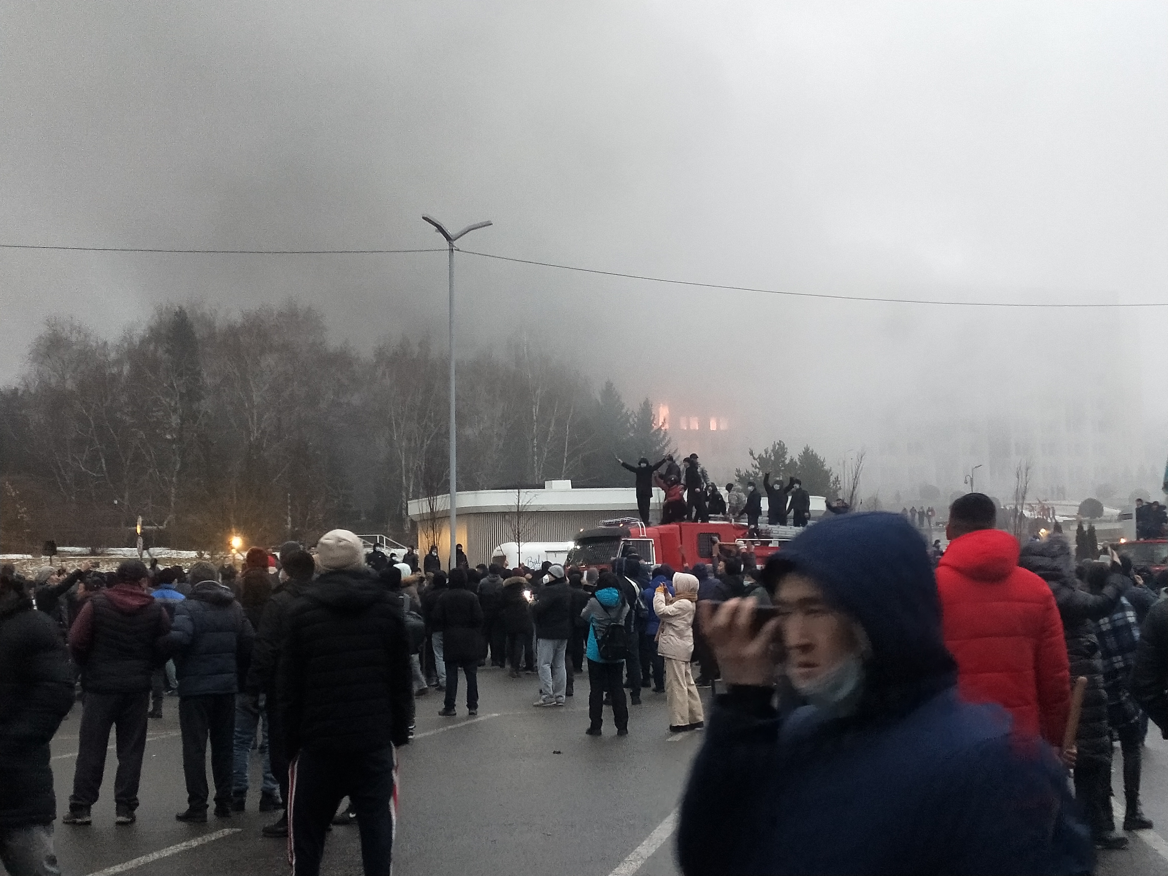 Митинг в алматы. Мирный митинг. Разгром города протесты. Мирный протест. Харьков глазами очевидцев сегодня.