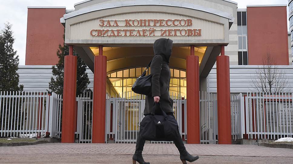 На Алтае прошли обыски у «Свидетелей Иеговы». Одного из верующих повторно обвинили в экстремизме