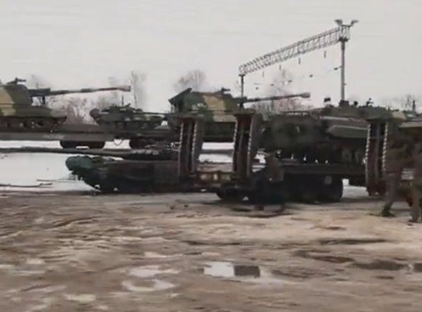 CIT: из-под Воронежа и Москвы к границам Украины перебрасывают танковую армию — видео