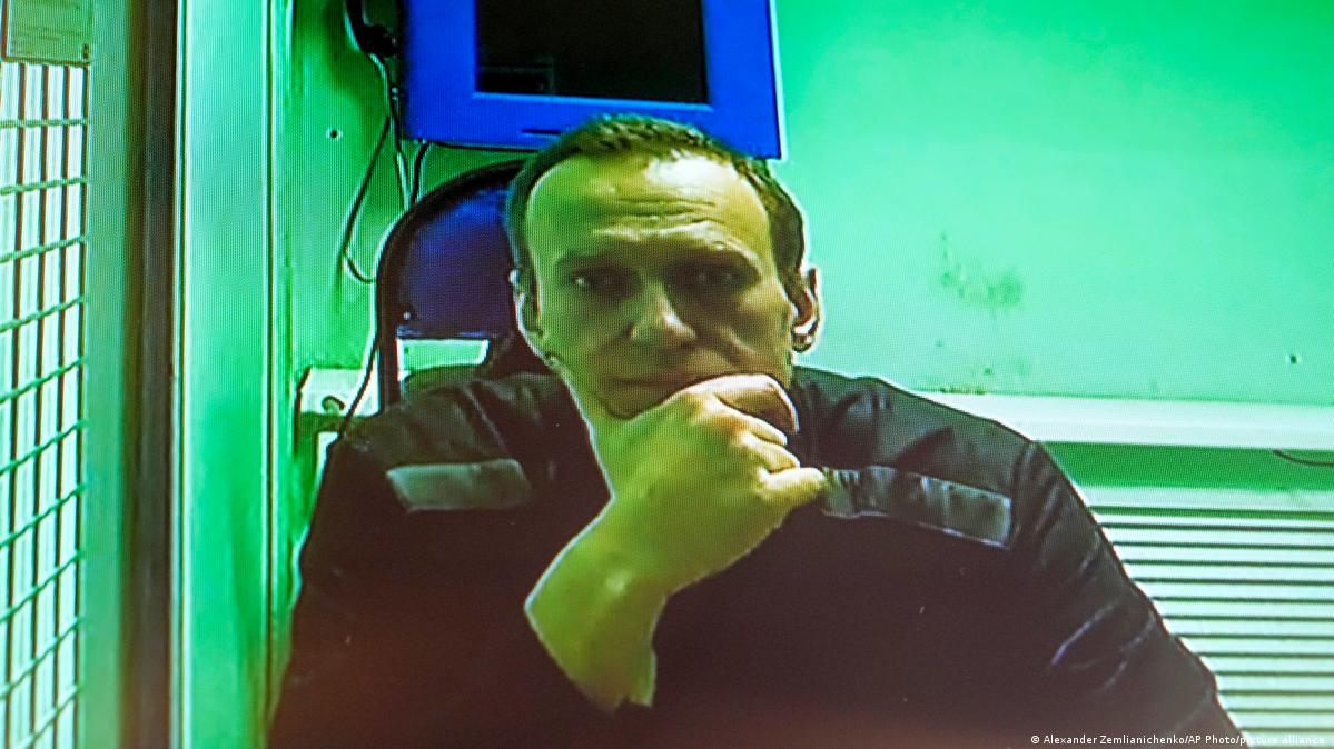 К Навальному в ШИЗО вновь отправили человека после санчасти и с проблемами с гигиеной