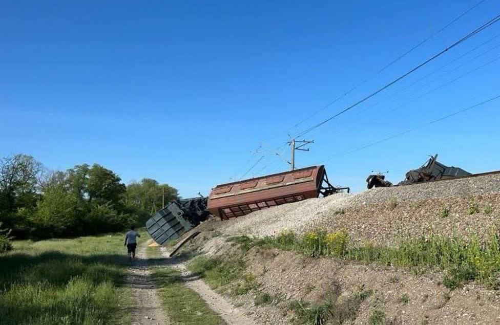 На железной дороге в Крыму в результате взрыва сошел с рельсов поезд с зерном