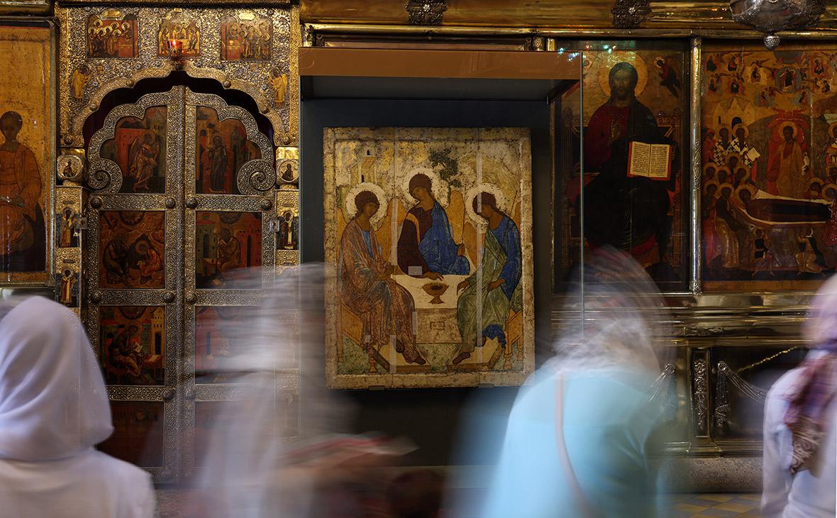 «Троица» Андрея Рублева провисит в храме Христа Спасителя год. Ранее в Минкульте обещали, что всего две недели, далее ей нужна реставрация