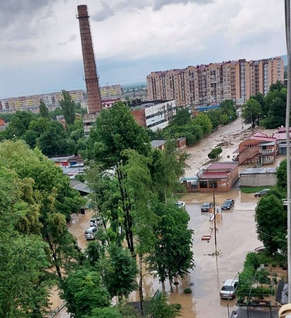 Во Владикавказе введен режим ЧС. Город затопило из-за сильных дождей
