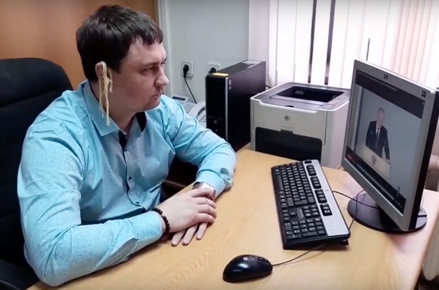 Самарского депутата, который слушал обращение Путина с лапшой на ушах, оштрафовали за «экстремистскую» песню в соцсети «ВКонтакте»
