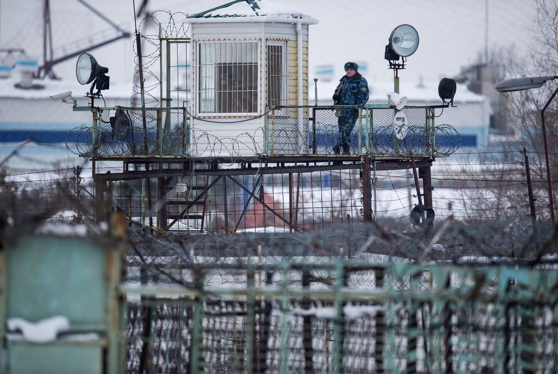 В колониях особого режима, к которому приговорили Навального, заключенных заставляют ходить с мешком на голове и дают одно свидание в год