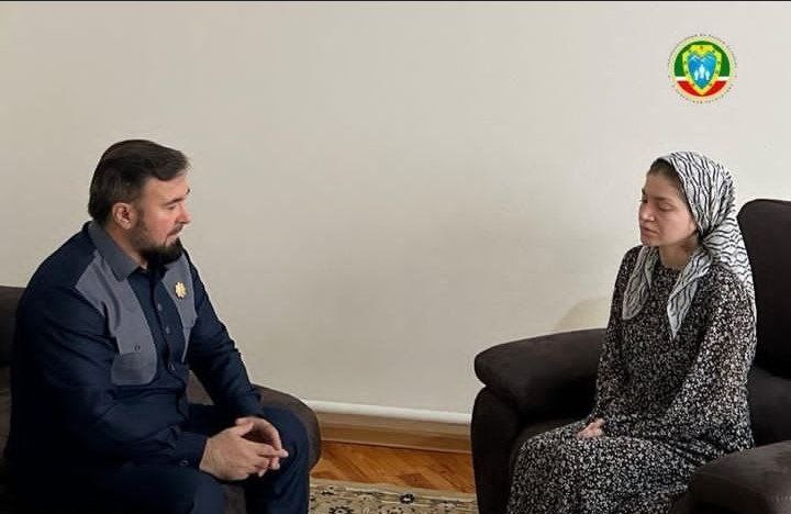 Чеченский омбудсмен встретился с похищенной в Петербурге Седой Сулеймановой и заявил, что с ней все в порядке. Девушку увезли в Чечню силой
