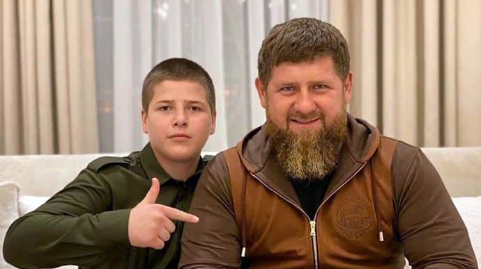 «За совершение геройского подвига». Рамзан Кадыров присвоил звание Героя Чечни своему сыну, избившему беззащитного заключенного