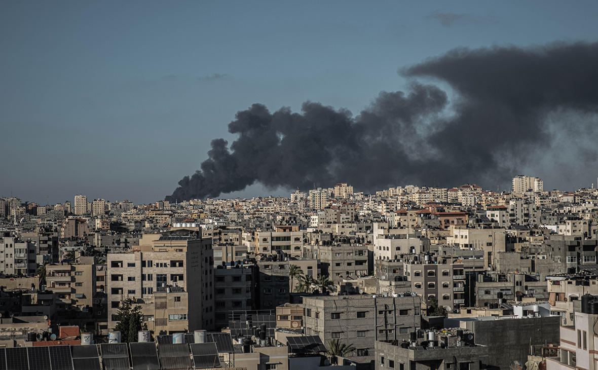 «Весь регион застроен плотно, бомбоубежищ нет». СМИ публикуют кадры последствий ответных авиаударов Израиля по сектору Газа