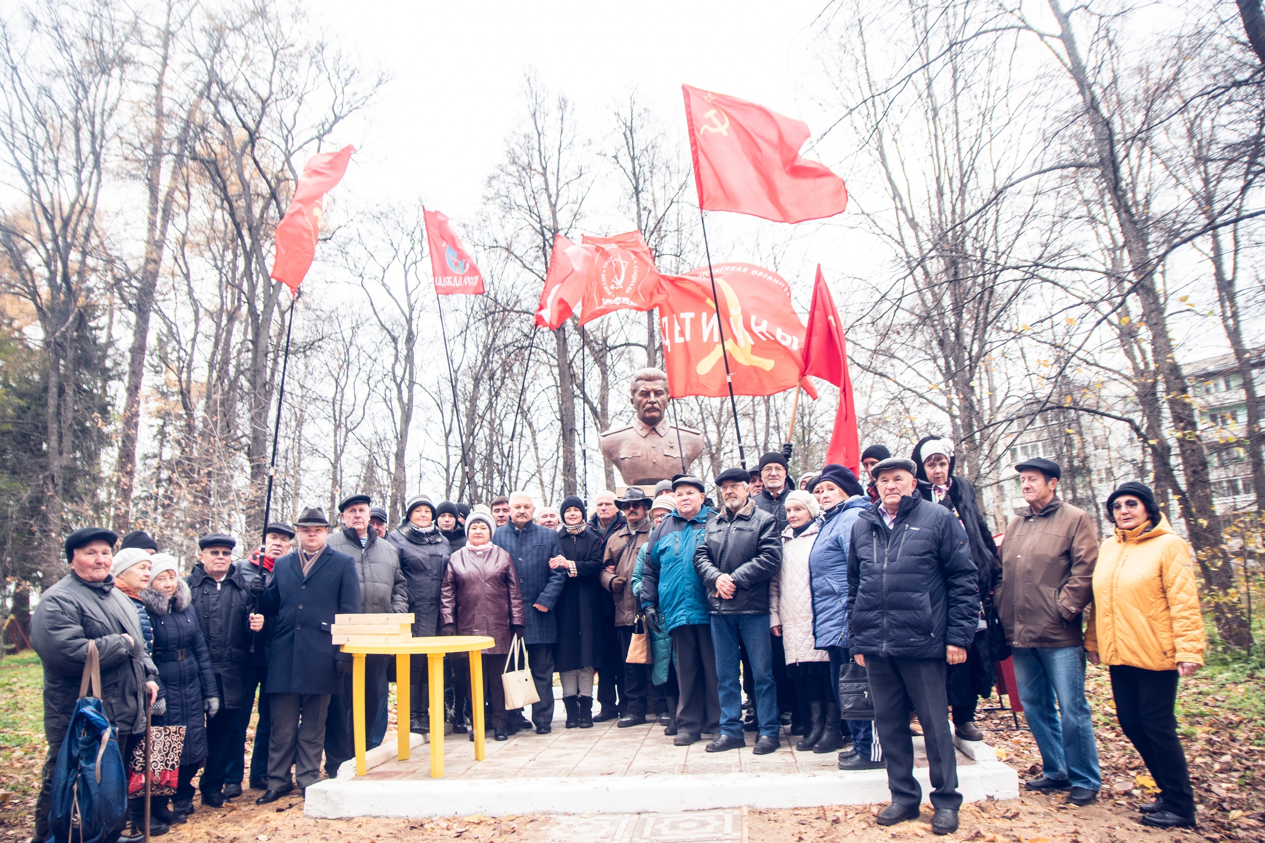 Жители Орлова пожаловались в прокуратуру из-за памятника Сталину, который установили активисты КПРФ в детском парке