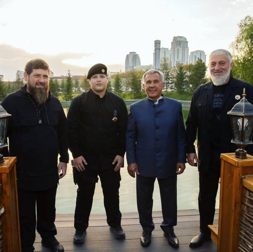 Сыну Кадырова, избившему беззащитного заключенного, теперь вручают награды и в Татарстане. Вручал лично глава республики
