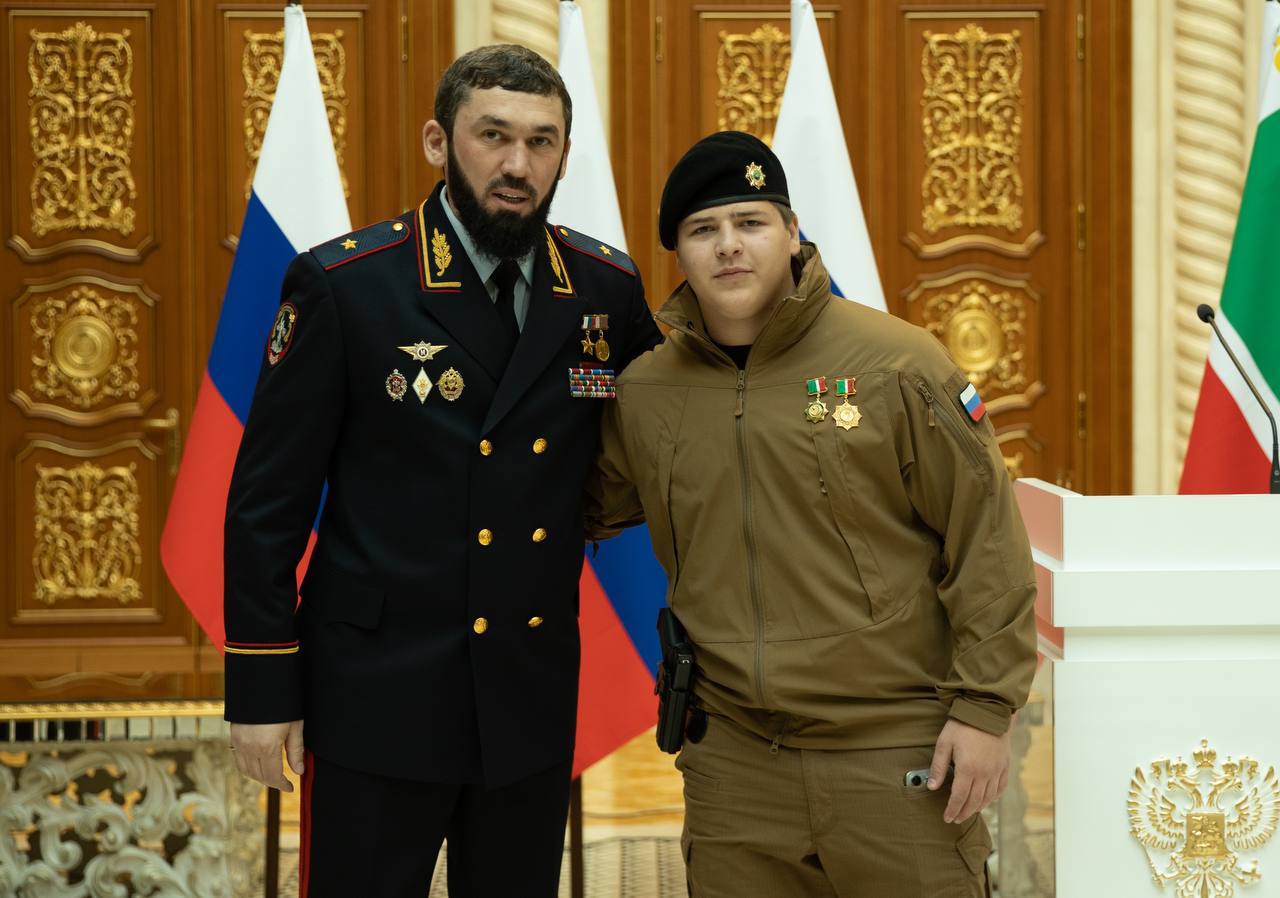 16-летнего сына главы Чечни Адама Кадырова назначили «куратором» батальона Минобороны России