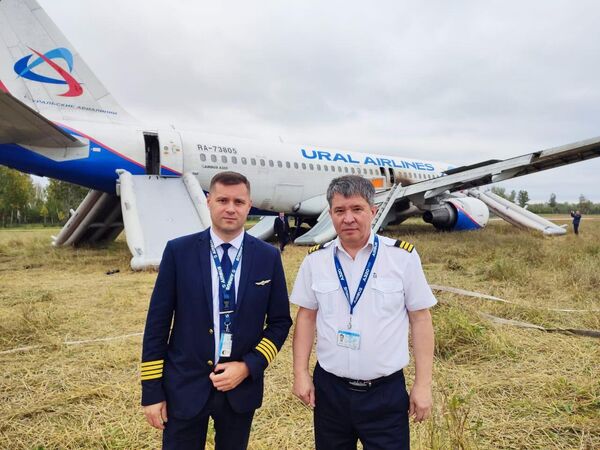 Baza: Пилотов, посадивших самолет в пшеничном поле, «попросили уволиться». Их коллег, посадивших самолет в кукурузу, награждал лично Путин