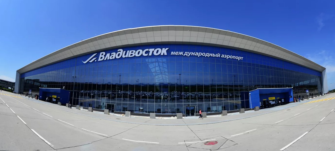 В аэропорту Владивостока полиция устроила облаву на таксистов с раздачей повесток