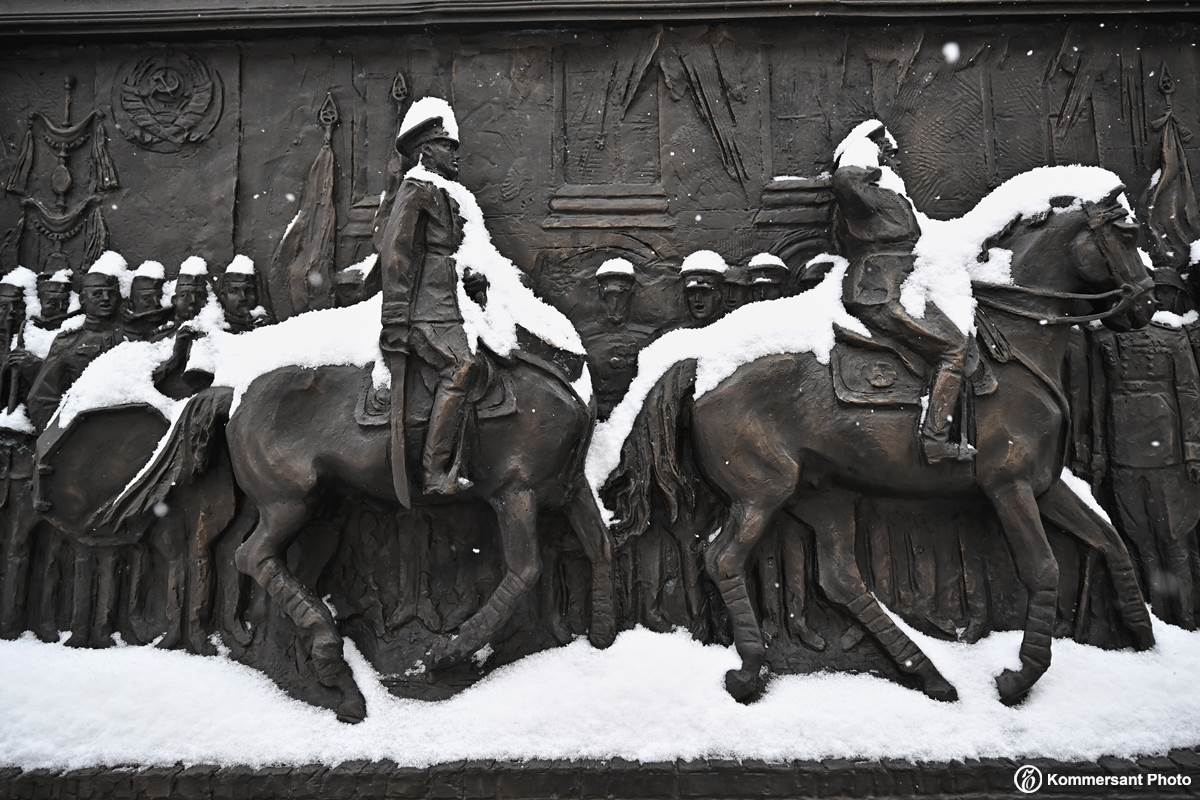 Неизвестный обезглавил лошадь на горельефе «Парад Победы» на Красной площади