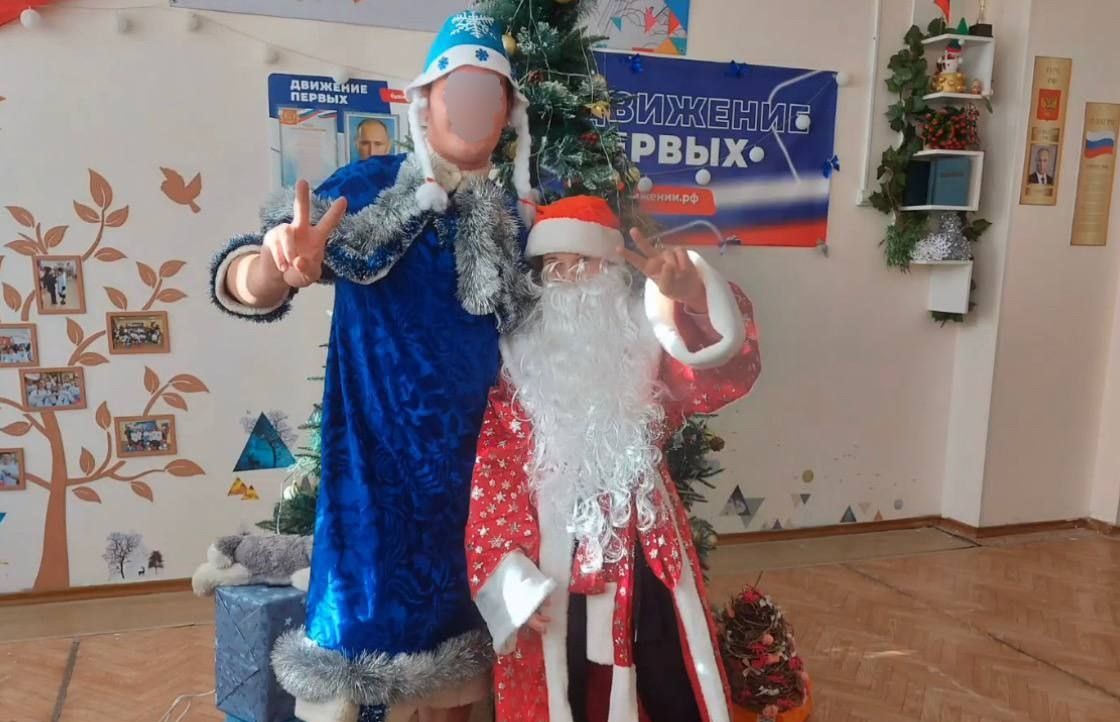 Школе в Приморье пришлось оправдываться за утренник, на котором учитель физкультуры выступил в костюме Снегурочки