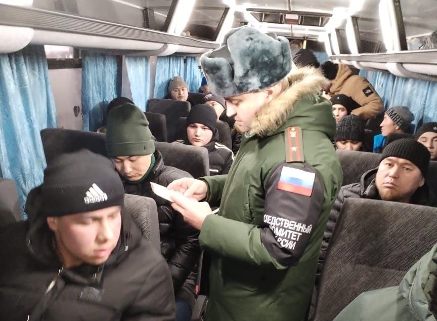 В Екатеринбурге после полицейских рейдов 160 человек с приобретенным гражданством РФ отправились служить по контракту