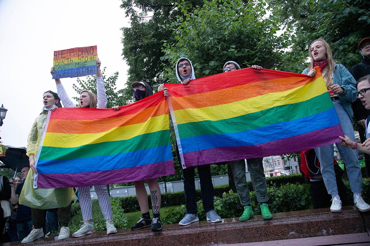 В решение ВС о запрете «движения ЛГБТ» попали тезисы из статей конспирологической группы «Наука за правду», опубликованных в газете «Завтра»