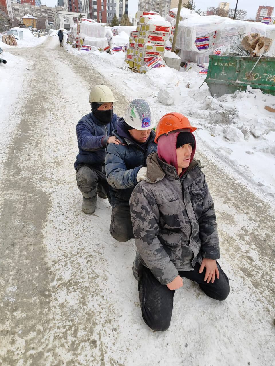 В Екатеринбурге силовики заставили мигрантов ходить гуськом во время рейда. Четверым вручили повестки в военкомат