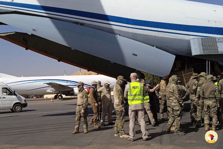 В Буркина-Фасо прибыли российские военные с техникой и оружием. Они будут охранять президента страны