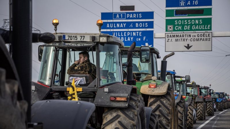 Французские фермеры заблокировали въезды в Париж. Они протестуют против сокращения субсидий на топливо и экологических требований ЕС