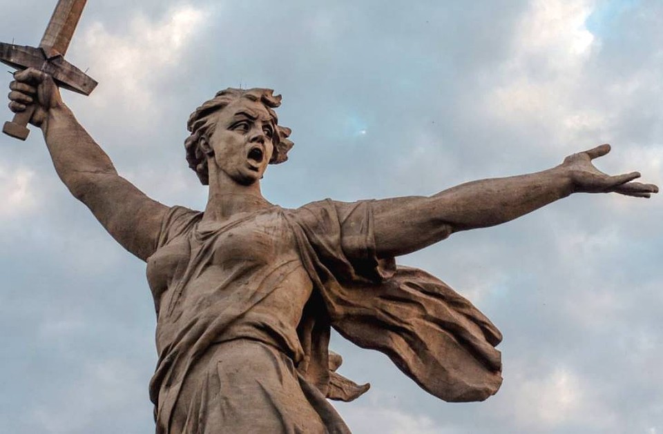 В Москве задержана девушка, которая «щекотала» грудь памятника «Родина-мать». Ее обвиняют в реабилитации нацизма