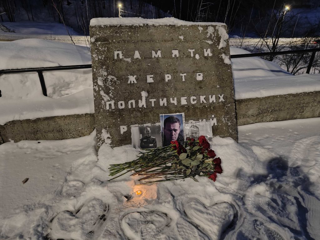 Свыше 12 тысяч человек обратились в СК с требованием выдать тело Навального близким