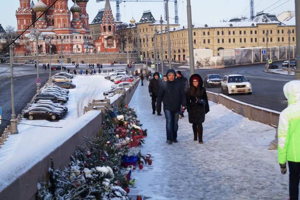 В Москве задержали волонтеров «Немцова моста» после того, как у них нашли фотографии Навального