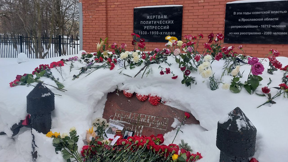 Сервис 2ГИС запретил оставлять отзывы о памятниках жертвам политических репрессий. Там писали комментарии про Навального