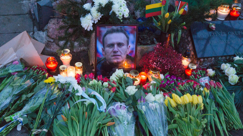В Сургуте силовики под дулом пистолета пытали участника акции в память о Навальном: зачем он принес цветы и чей Крым