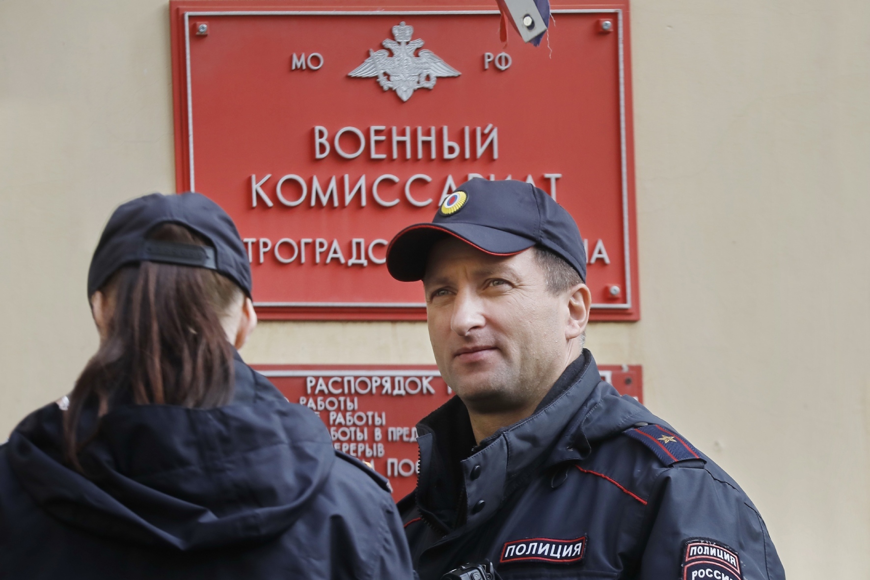 В петербургском военкомате назвали «пугалками» повестки, выписанные задержанным за возложение цветов в память о Навальном