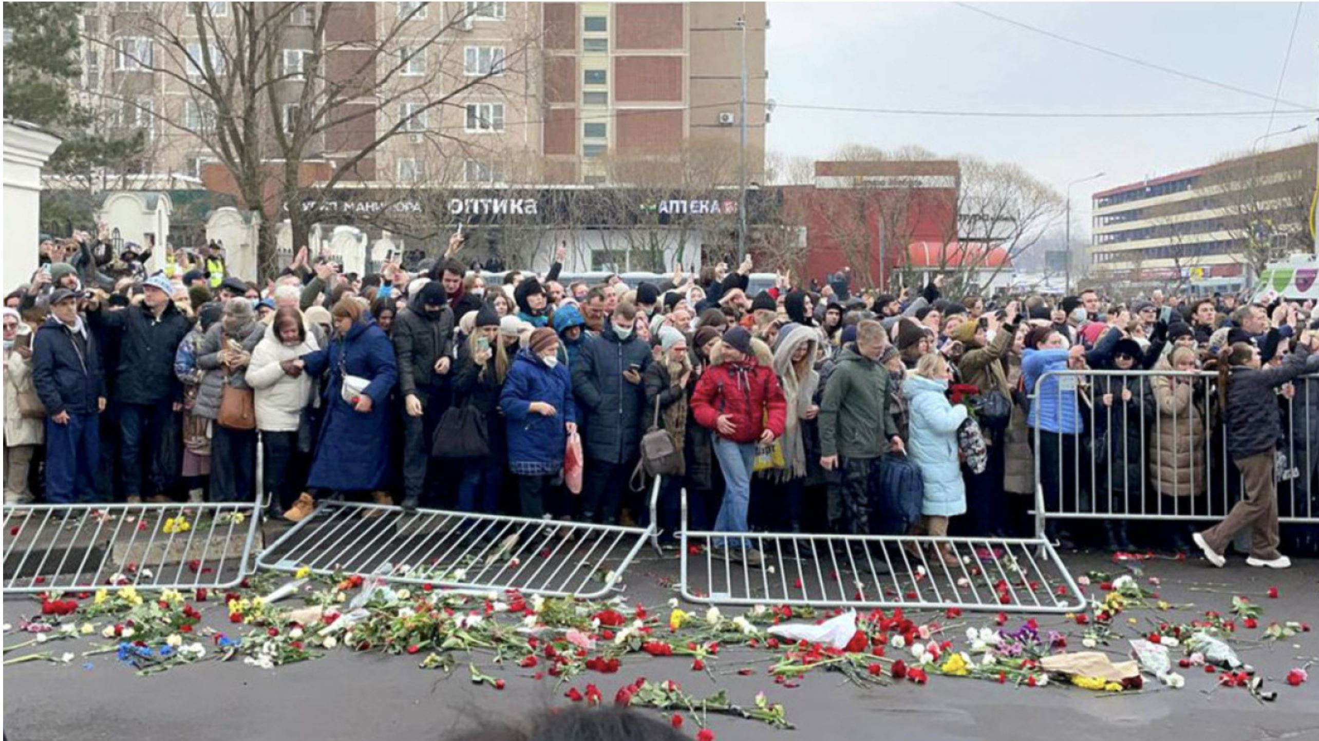 Силовики преследуют людей, которые возлагали цветы в память о Навальном или были на его похоронах