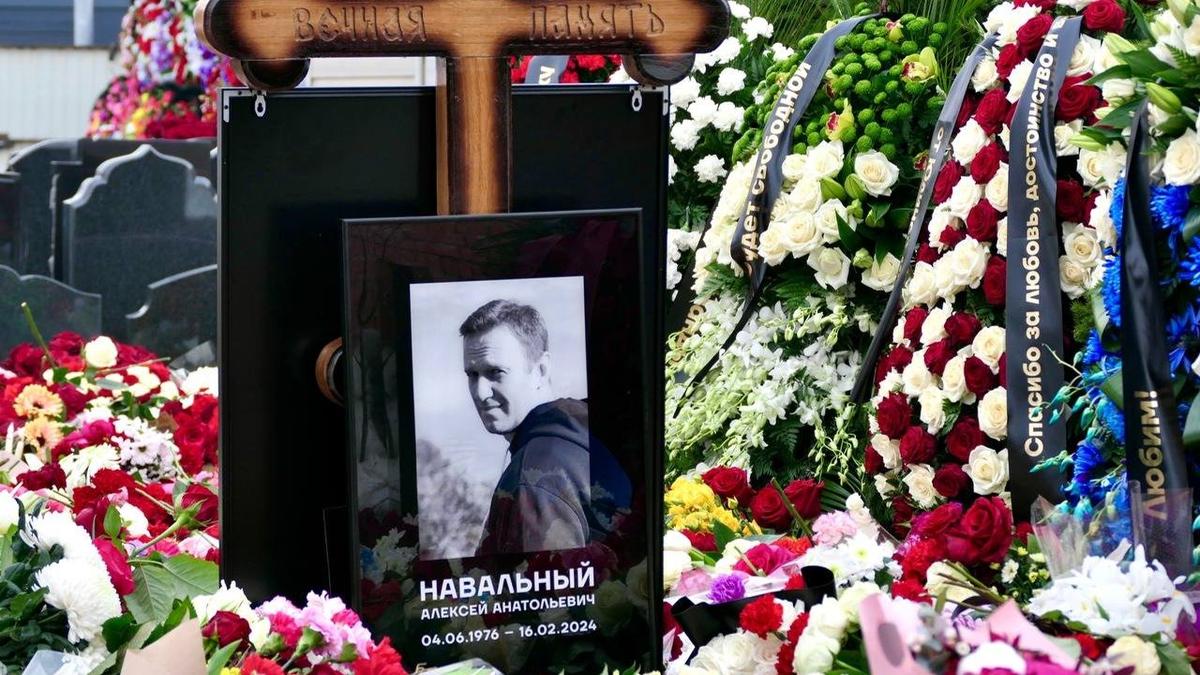 «Спасибо за память, которая дарит надежду». Родители Навального поблагодарили всех, кто приходит к его могиле и помнит о нем