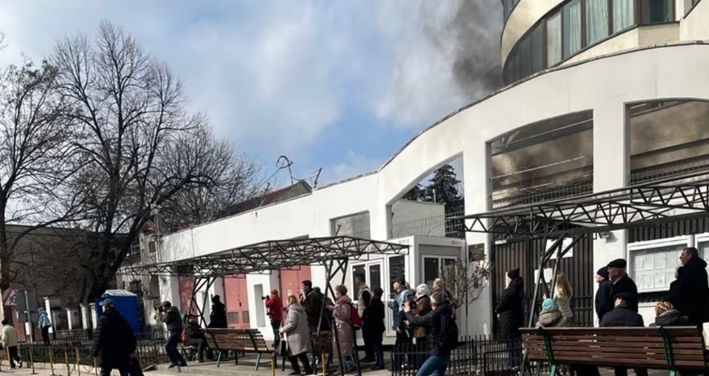 В Кишинёве задержали мужчину, бросившего две бутылки с зажигательной смесью в здание посольства России