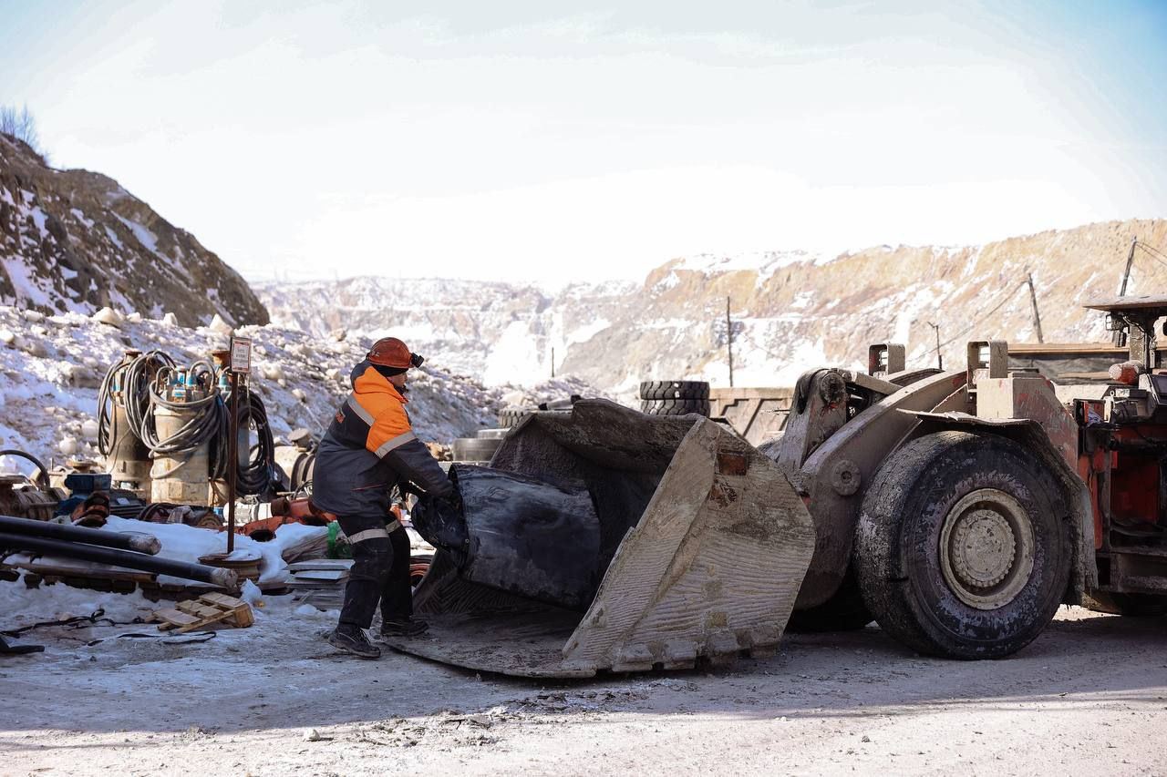 Спасатели начали бурить скважину к 13 шахтерам — они вторые сутки находятся под завалом на руднике «Пионер» в Амурской области