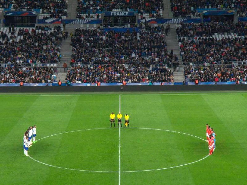 Матч Франция – Чили начался с минуты молчания в память о погибших в «Крокус Сити Холле» 