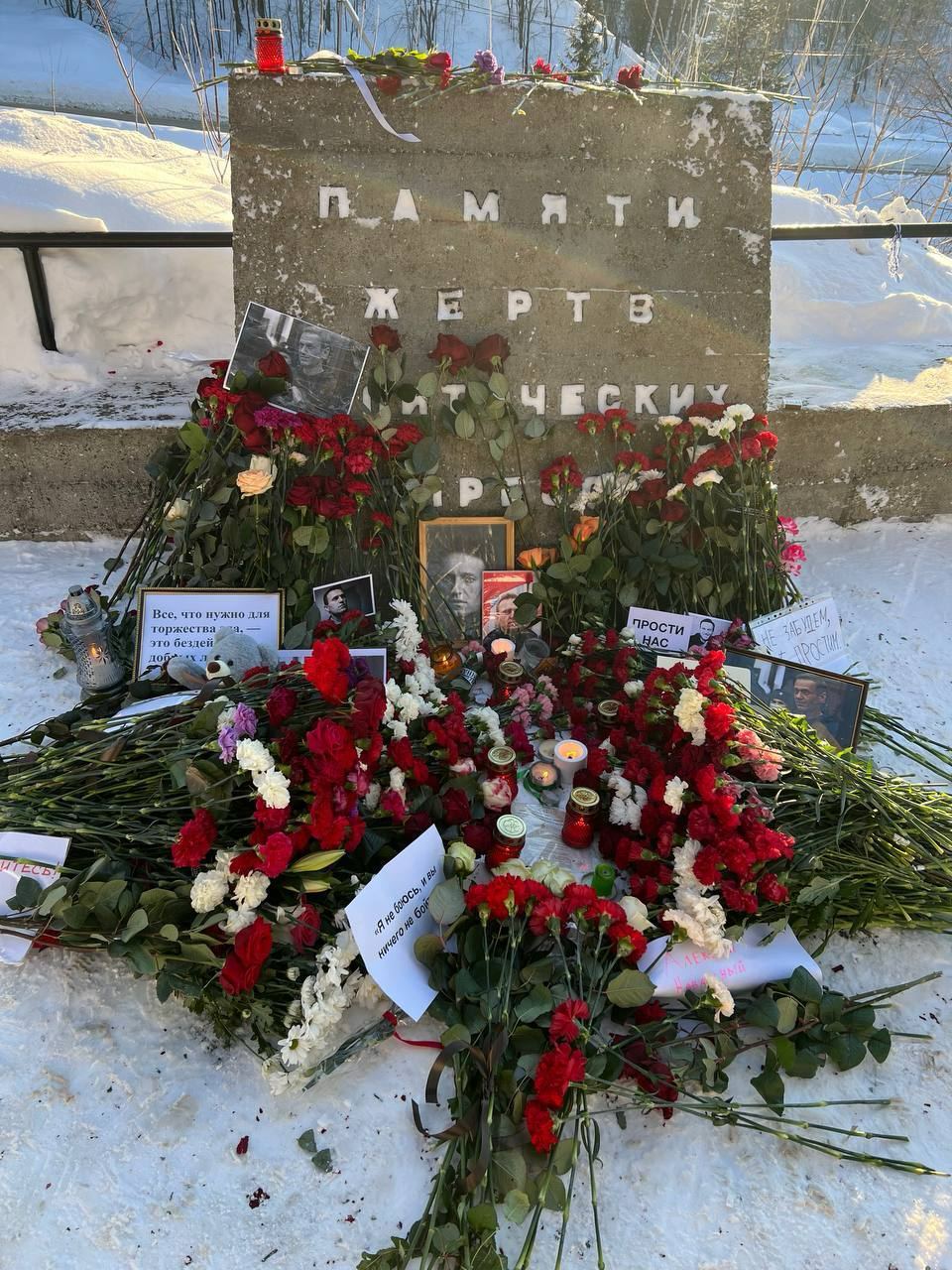 Ведущему, раскрывшему личные данные людей, которые приносили цветы в память о Навальном, грозит иск — юрист