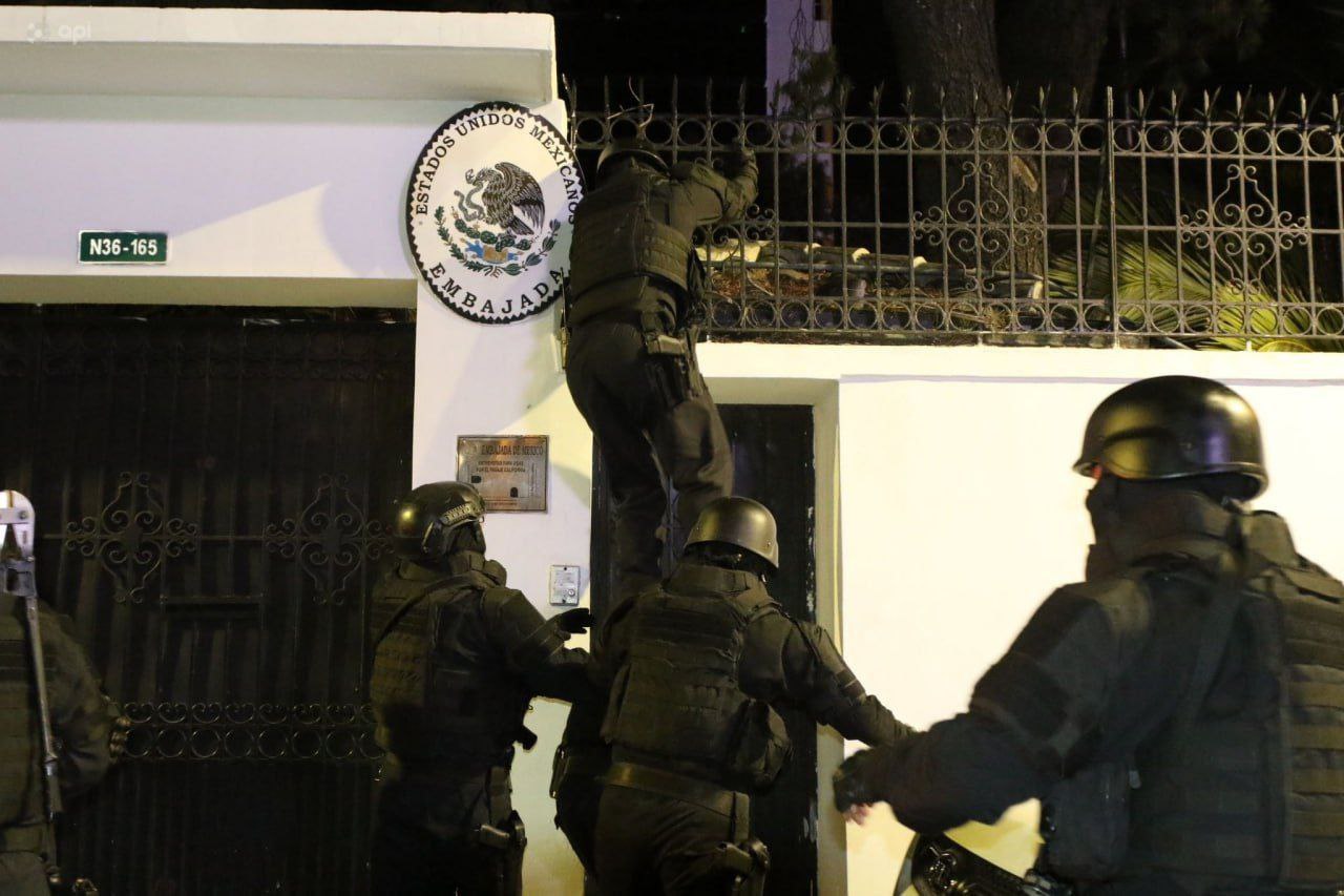 Полиция Эквадора взяла штурмом посольство Мексики в Кито 