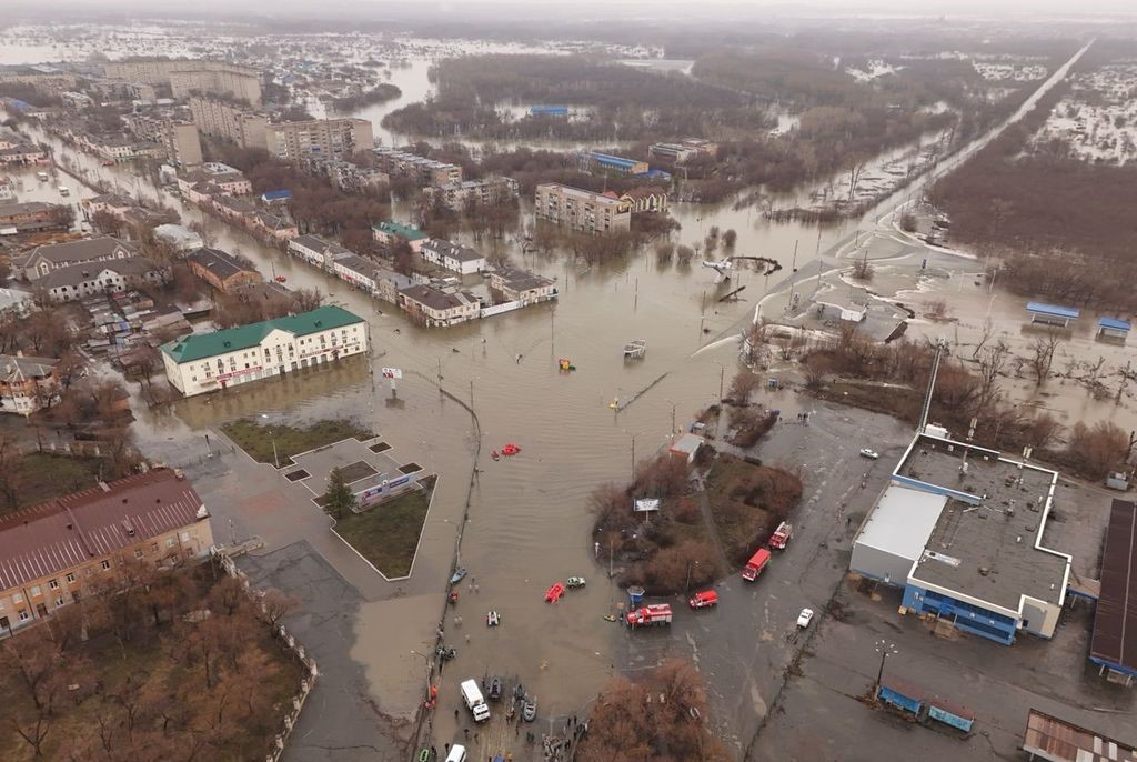 В Орске, подтопленном после прорыва двух дамб на реке Урал, вышла из берегов вторая река — Елшанка