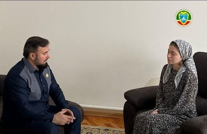 Родственники Седы Сулеймановой, насильно возвращенной в Чечню, заявили, что она снова ушла из дома. Ранее СК возбудил дело об убийстве