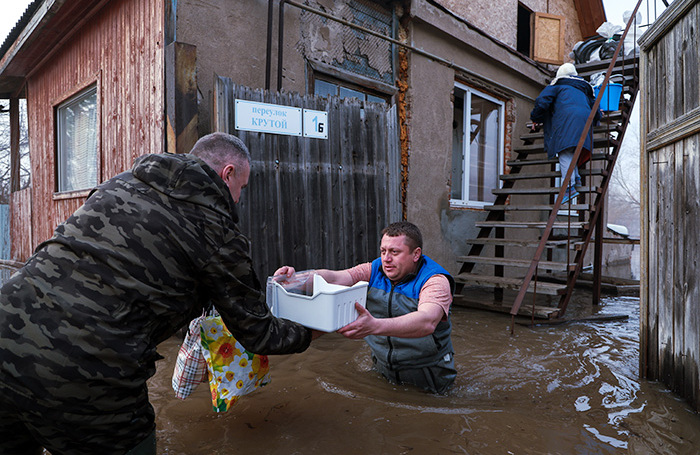 «Кто-то отдает последнее, а кто-то сдает жилье за 12 тысяч в сутки». Волонтеры рассказали о помощи жертвам наводнения в Оренбургской области